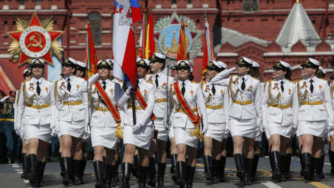 Tropas rusas desfilan en la Plaza Roja de Moscú en la conmemonaria del 71 aniversario de la victoria sobre el Ejército nazio. REUTERS/Grigory Dukor
