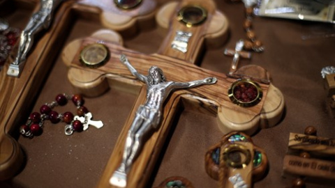 Crucifijos de arte cristiano palestino, expuestos en el stand de Palestina durante la Feria Internacional de Turismo- FITUR 2020, en Madrid (España), a 23 de enero de 2020.