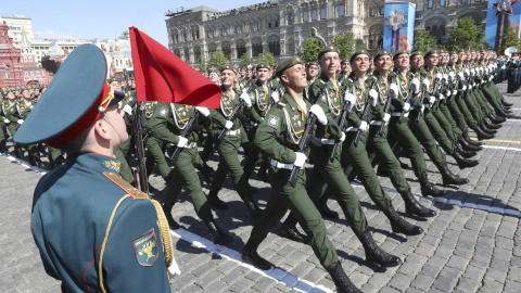 Tropas rusas desfilan en la Plaza Roja de Moscú en la conmemonaria del 71 aniversario de la victoria sobre el Ejército nazio. REUTERS/Grigory Dukor