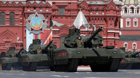 Tanques rusos T-14 participan en el Desfile de la Victoria, en la Plaza Roja de Moscú. REUTERS/Grigory Dukor