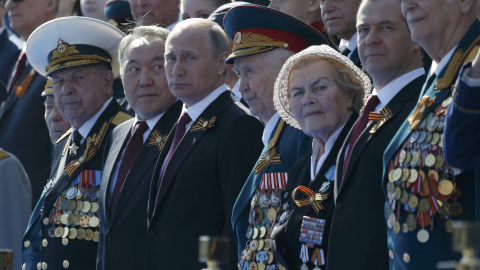 El presidente rusoVladimir Putin, el primer ministro Dmitry Medvedev, el presidente de Kazajistán, Nursultan Nazarbayev, y varios veteranos del Ejército soviétivo contemplan el desfile comemorativo del 71 aniversario de la vitoria sobre el 