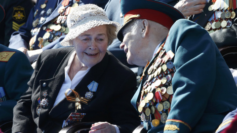 Dos veteranos de la II Guerra Mundial conversan durante el desfile conmemorativo de la victoria sobre el Ejército nazi, en Moscú. REUTERS/Maxim Shemetov