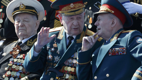 Varios veteranos del Ejército soviético asiste al desfile en la Plaza Roja que conmemora el 71 aniversario de la victoria sobre el Ejército nazi. REUTERS/Grigory Dukor