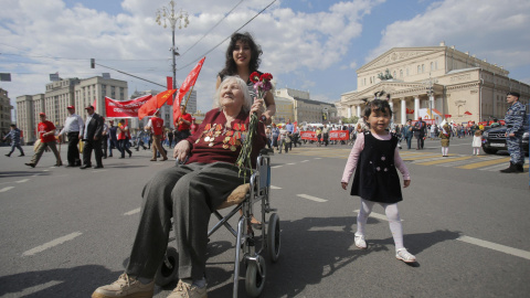 Una veterana de la II Guerra Mundial asiste a las celebraciones del Día de la Victoria en Moscú. REUTERS/Maxim Shemetov