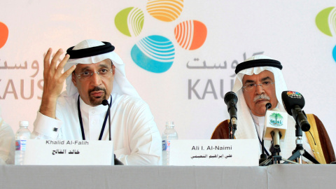 El nuevo ministro saudí de Energía, Jaled al Faleh, junto a su antecesor, Ali al Nueimi, en un acto en 2009, cuando era presidente ejecutivo de la empresa estatal Aramco. REUTERS/Susan Baaghil El nuevo ministro saudí de Energía, Jaled al Faleh, junto a su antecesor, Ali al Nueimi, en un acto en 2009, cuando era presidente ejecutivo de la empresa estatal Aramco. REUTERS/Susan Baaghil