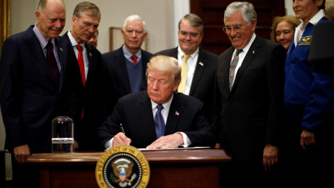 Donald Trump en la firma de la directiva que ordena a la NASA iniciar un programa de exploración espacial para enviar astronautas a la Luna y eventualmente a Marte. REUTERS/Carlos Barria Donald Trump en la firma de la directiva que ordena a la NASA iniciar un programa de exploración espacial para enviar astronautas a la Luna y eventualmente a Marte. REUTERS/Carlos Barria