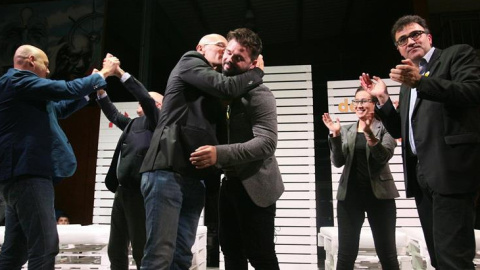 El conseller cessat Raül Romeva s'abraça el diputat d'ERC al Congrés Gabriel Rufián en un acte a Sant Carles de la Ràpita aquest dilluns. /EFE Jaume Sellart. El conseller cessat Raül Romeva s'abraça el diputat d'ERC al Congrés Gabriel Rufián en un acte a Sant Carles de la Ràpita aquest dilluns. /EFE Jaume Sellart.