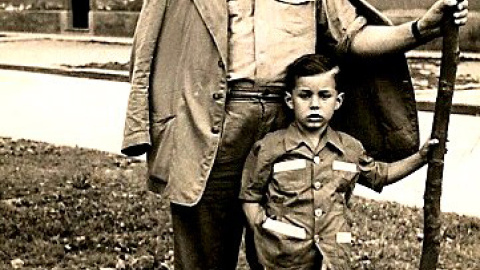Antón junto a su padre en 1953, en la barriada de Lada Antón junto a su padre en 1953, en la barriada de Lada