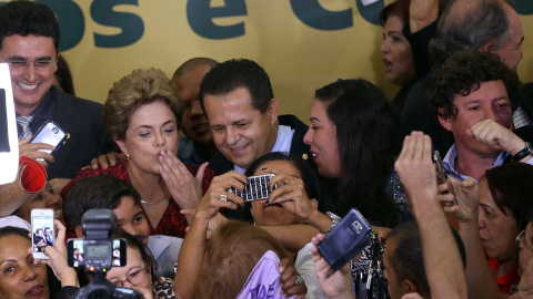 La presidenta de Brasil, Dilma Rousseff, rodeada de seguidores en un acto con universitarios. - REUTERS