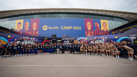 Foto de família a l'esplanada del Camp Nou, abans de l'inici de la rua Foto de família a l'esplanada del Camp Nou, abans de l'inici de la rua