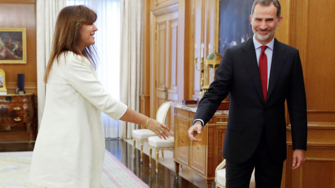El rey Felipe VI saluda a la diputada de JxCat en el Congreso, Laura Borràs, en el Palacio de la Zarzuela, durante la ronda de consultas para designar candidato a la investidura. EFE/Chema Moya El rey Felipe VI saluda a la diputada de JxCat en el Congreso, Laura Borràs, en el Palacio de la Zarzuela, durante la ronda de consultas para designar candidato a la investidura. EFE/Chema Moya