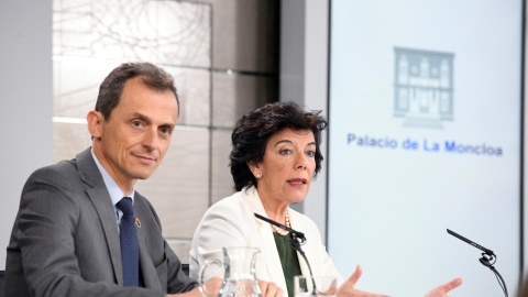 La ministra Portavoz Isabel Celaá, con el titular de Ciencia, Innovación y Universidades, Pedro Duque, durante la rueda de prensa celebrada tras la reunión del Consejo de Ministros en el Palacio de la Moncloa. EFE/Victor Lerena La ministra Portavoz Isabel Celaá, con el titular de Ciencia, Innovación y Universidades, Pedro Duque, durante la rueda de prensa celebrada tras la reunión del Consejo de Ministros en el Palacio de la Moncloa. EFE/Victor Lerena