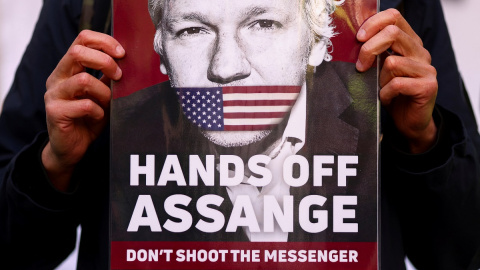 20/04/2022 Una persona sujeta una pancarta en apoyo a Julian Assange en las afueras de la Corte de Westminster, en una imagen de archivo tomada en Londres 20/04/2022 Una persona sujeta una pancarta en apoyo a Julian Assange en las afueras de la Corte de Westminster, en una imagen de archivo tomada en Londres