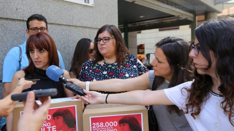 Entrega de más de 250.000 firmas recogidas en la plataforma Change.org, pidiendo que el Gobierno indulte a Juana Rivas Entrega de más de 250.000 firmas recogidas en la plataforma Change.org, pidiendo que el Gobierno indulte a Juana Rivas