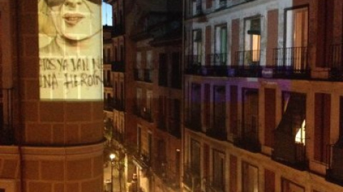 Imagen de uno de los cartéles proyectados en la calle de Aguirre. VÉRTICE CURVO Imagen de uno de los cartéles proyectados en la calle de Aguirre. VÉRTICE CURVO