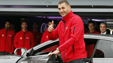 Benzema recogiendo uno de los Audi que el Real Madrid da a los jugadores cada temporada. Benzema recogiendo uno de los Audi que el Real Madrid da a los jugadores cada temporada.