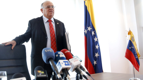 El embajador de Venezuela en Madrid, Mario Isea, durante la rueda de prensa en Madrid. EFE El embajador de Venezuela en Madrid, Mario Isea, durante la rueda de prensa en Madrid. EFE