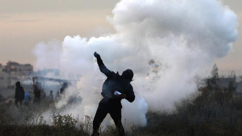 Un manifestante palestino devuelve una granada de gas israelí durante enfrentamientos cerca a la frontera con Israel. EFE/MOHAMMED SABER Un manifestante palestino devuelve una granada de gas israelí durante enfrentamientos cerca a la frontera con Israel. EFE/MOHAMMED SABER