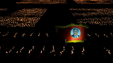 Los participantes llevan antochares y una imagen del ex lídero norcoreano Kim Il Sung durante una procesión de antorchas en la plaza principal de la capital, un día después de la fiesta del Partido del Trabajo de Corea concluyó su primer co