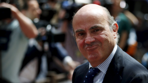 El ministro de Economía, Luis de Guindos, en Bruselas, a su llegada a una reunión del Eurogruipo. REUTERS El ministro de Economía, Luis de Guindos, en Bruselas, a su llegada a una reunión del Eurogruipo. REUTERS