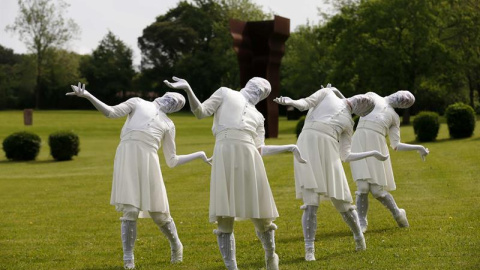 Un grupo de bailarines presenta el espectáculo de danza 'Topaguneak', que la compañía vasca Kukai ha diseñado específicamente para el museo Chillida Leku, creado por el escultor vasco Eduardo Chillida. EFE/Juan Herrero