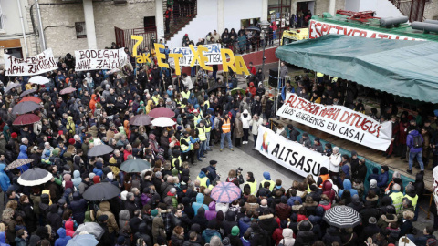 Los manifestantes congregados en el centro de Altsasu / EFE Los manifestantes congregados en el centro de Altsasu / EFE