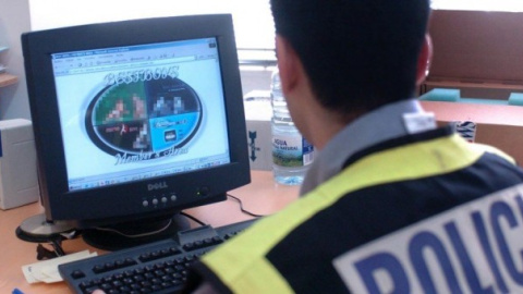 Un agente de Policía Nacional en una operación contra la pornografia infantil. EFE/Archivo Un agente de Policía Nacional en una operación contra la pornografia infantil. EFE/Archivo