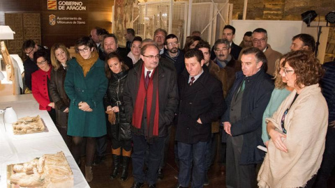 El presidente de Aragón Javier Lambán (con bufanda roja) durante su visita al Monasterio de Sijena junto a otras autoridades. | JAVIER BLASCO (EFE) El presidente de Aragón Javier Lambán (con bufanda roja) durante su visita al Monasterio de Sijena junto a otras autoridades. | JAVIER BLASCO (EFE)