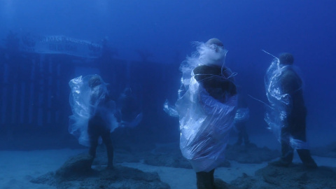 Buceadores de WWF se han sumergido en aguas canarias para denunciar la gran amenaza que supone la contaminación por plástico Buceadores de WWF se han sumergido en aguas canarias para denunciar la gran amenaza que supone la contaminación por plástico
