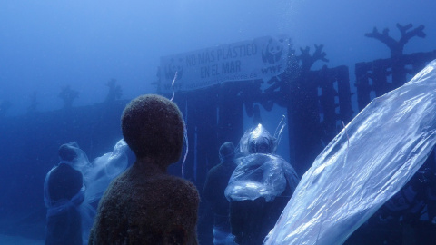 Activistas de WWF se sumergen en aguas del Atlántico para denunciar la contaminación marina por plástico. Activistas de WWF se sumergen en aguas del Atlántico para denunciar la contaminación marina por plástico.