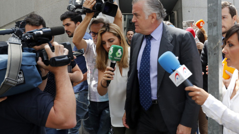 El extesorero del PP Luis Bárcenas, a su salida de su comparecencia ante la comisión de investigación de la supuesta financiación ilegal del PP en el Congreso de los Diputados. EFE/Chema Moya El extesorero del PP Luis Bárcenas, a su salida de su comparecencia ante la comisión de investigación de la supuesta financiación ilegal del PP en el Congreso de los Diputados. EFE/Chema Moya