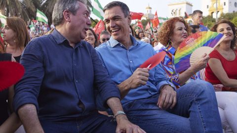 El presidente del Gobierno de España, Pedro Sánchez, (d) con un abanico para combatí el calor, junto al candidato del PSOE a la presidencia de la Junta de Andalucía, Juan Espadas El presidente del Gobierno de España, Pedro Sánchez, (d) con un abanico para combatí el calor, junto al candidato del PSOE a la presidencia de la Junta de Andalucía, Juan Espadas