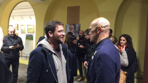 Albano Dante Fachin en conversa amb Raül Romeva al casinet d'Hostafrancs de Barcelona / C. B.