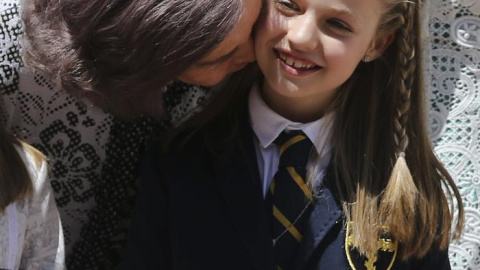 La Reina Sofía besa a su nieta Leonor. /EFE