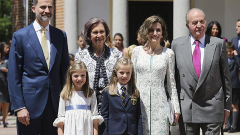 Los miembros de la Familia Real al completo con motivos de la primera comunión de la Infanta Leonor./EFE