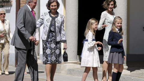 La Reina Letizia juntos a sus hijas y los reyes eméritos, Juan Carlos y Sofía./EFE