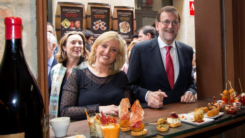 Mariano Rajoy posa con una simpatizante en un bar de Logroño lleno de pinchos. /EFE