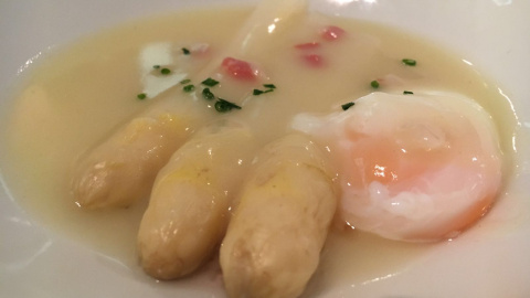 Cebolleta estofada con cerveza y romesco.