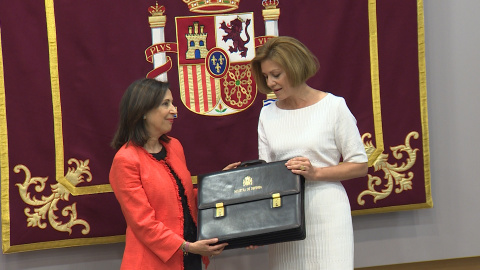 La exministra de Defensa María Dolores de Cospedal y la actual titular, Margarita Robles, en el cambio de cartera. Europa Press TV La exministra de Defensa María Dolores de Cospedal y la actual titular, Margarita Robles, en el cambio de cartera. Europa Press TV