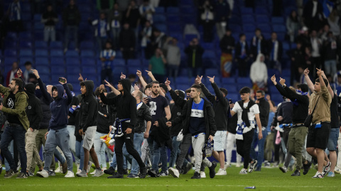 Cientos de aficionados invaden el campo al término del partido que el RCD Espanyol y el FC Barcelona Cientos de aficionados invaden el campo al término del partido que el RCD Espanyol y el FC Barcelona