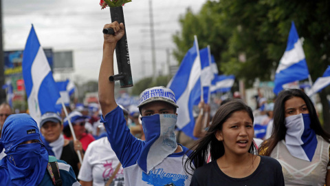 Jóvenes participan en una marcha convocada para apoyar a los médicos que fueron destituidos por atender manifestantes en Managua. JORGE TORRES (EFE) Jóvenes participan en una marcha convocada para apoyar a los médicos que fueron destituidos por atender manifestantes en Managua. JORGE TORRES (EFE)