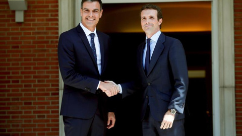 Pedro Sánchez saluda a Pablo Casado en La Moncloa | Foto: EFE Pedro Sánchez saluda a Pablo Casado en La Moncloa | Foto: EFE