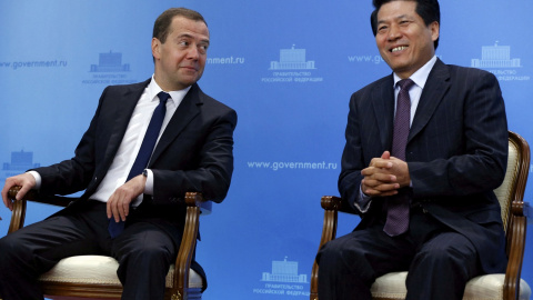 El representante del Gobierno chino para asuntos euroasiáticos, Li Hui, junto al vicepresidente del Consejo de Seguridad ruso, Dmitri Medvédev en una imagen de Archivo. El representante del Gobierno chino para asuntos euroasiáticos, Li Hui, junto al vicepresidente del Consejo de Seguridad ruso, Dmitri Medvédev en una imagen de Archivo.