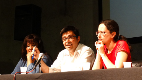 Gerardo Pisarello, flanqueado por migrantes enrolados en BComú. / C. TULBURE