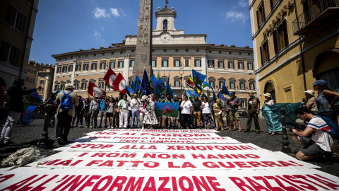 Gitanos protestan en Roma contra las políticas del Gobierno italiano /EFE (Angelo Carconi) Gitanos protestan en Roma contra las políticas del Gobierno italiano /EFE (Angelo Carconi)