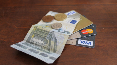 El juez no tiene dudas de que cargar un importe excesivo a la tarjeta de un cliente constituye un delito de estafa. Pixabay El juez no tiene dudas de que cargar un importe excesivo a la tarjeta de un cliente constituye un delito de estafa. Pixabay