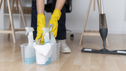 Imagen de archivo de una mujer mientras realiza tareas domésticas en su hogar. Imagen de archivo de una mujer mientras realiza tareas domésticas en su hogar.