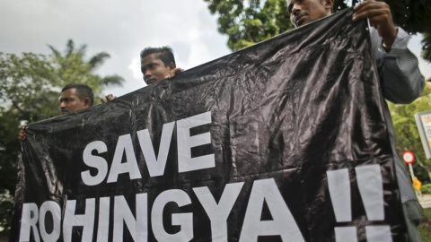 Manifestantes en Kuala Lumpur (Malasia) piden el rescate de los inmigrantes de etnia rohinyá. EFE Manifestantes en Kuala Lumpur (Malasia) piden el rescate de los inmigrantes de etnia rohinyá. EFE