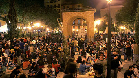 Botellón en la plaza del Dos de Mayo EFE Botellón en la plaza del Dos de Mayo EFE