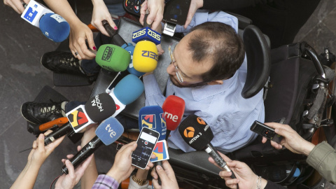 El secretario de Organización de Podemos, Pablo Echenique, atiende a los medios de comunicación en Zaragoza. EFE/Javier Cebollada El secretario de Organización de Podemos, Pablo Echenique, atiende a los medios de comunicación en Zaragoza. EFE/Javier Cebollada